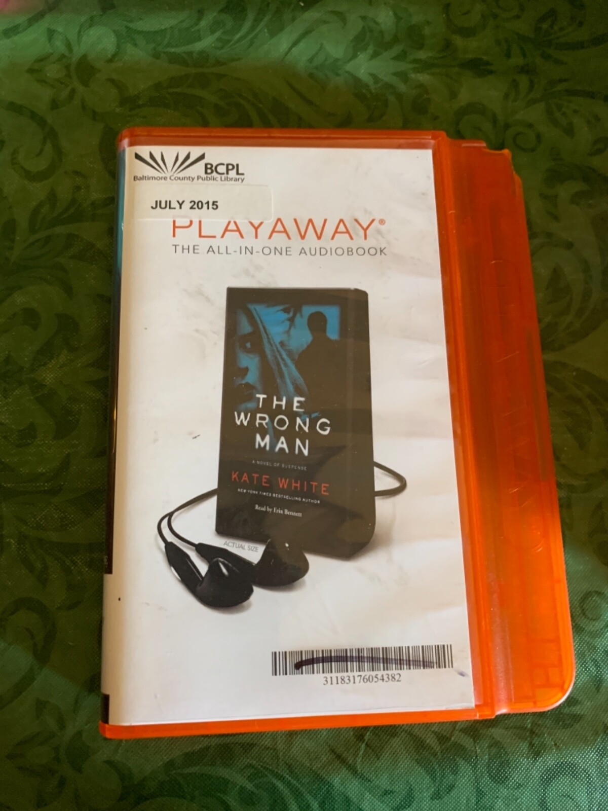 The wrong man Kate white unabridged PLAYAWAY BOOK shelf210