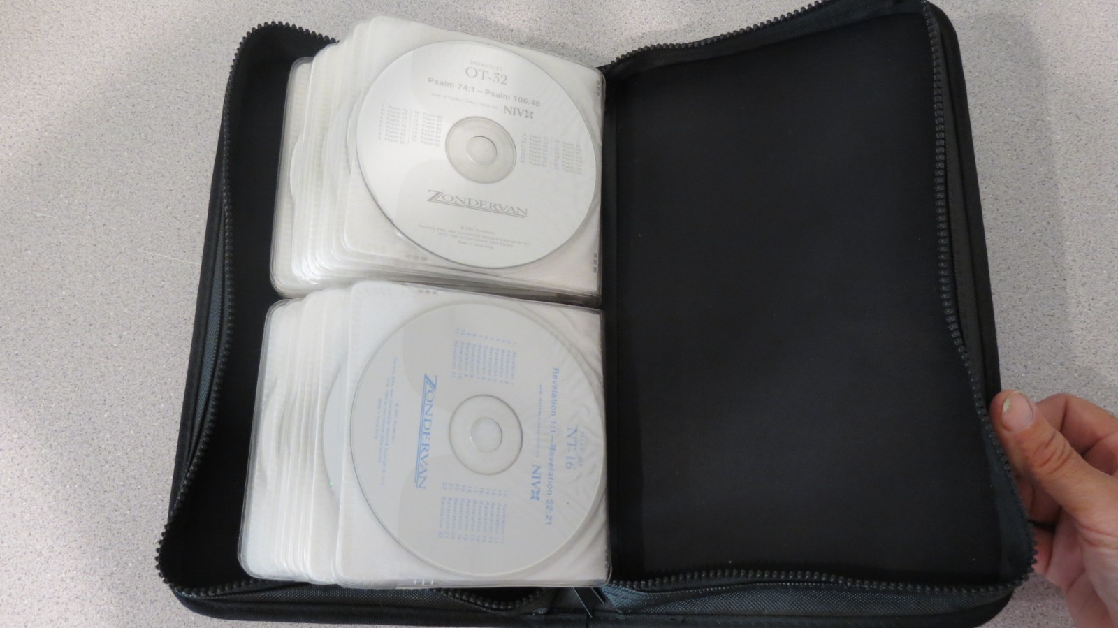NIV Holy Bible CD Set of 64 by Zondervan 2001 — Dramatized — with binder