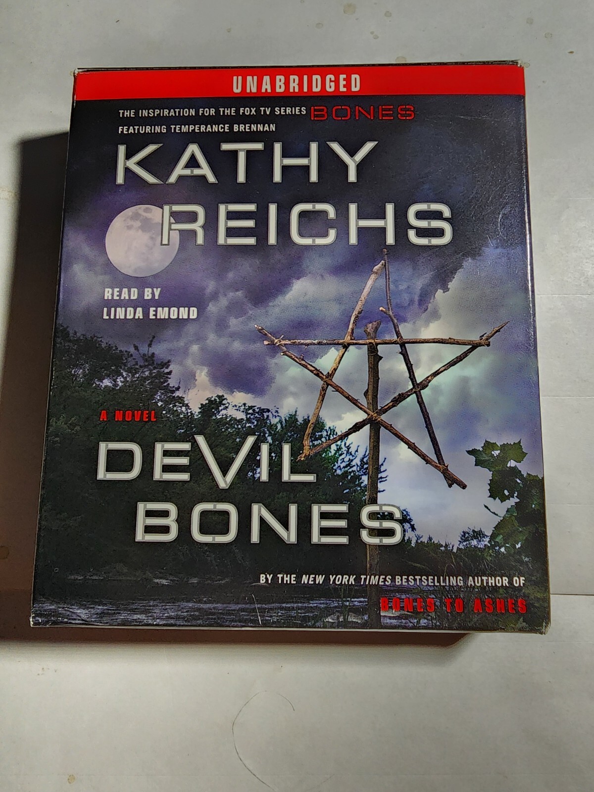 Devil Bones: A Novel (Temperance Brennan Novels) — Very Good B5