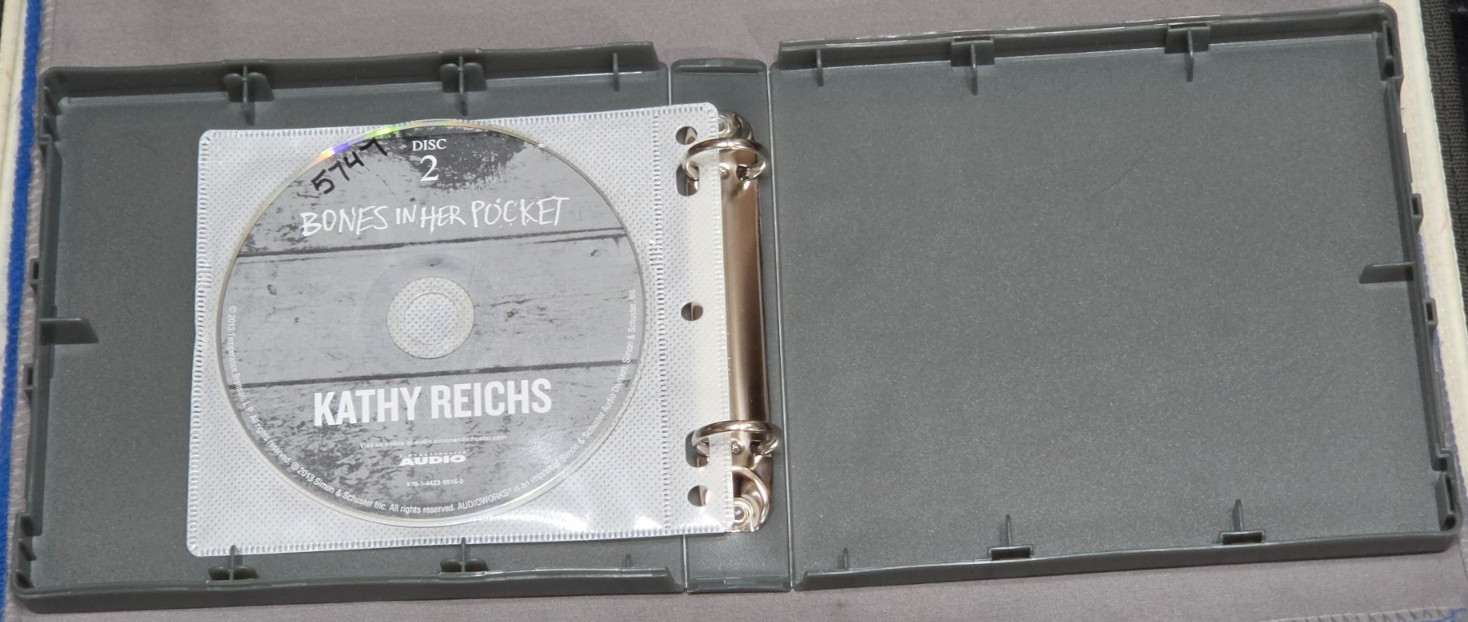 Kathy Reichs — Bones in Her Pocket: Temperance Brennan Short Story (2013) — 2-CD