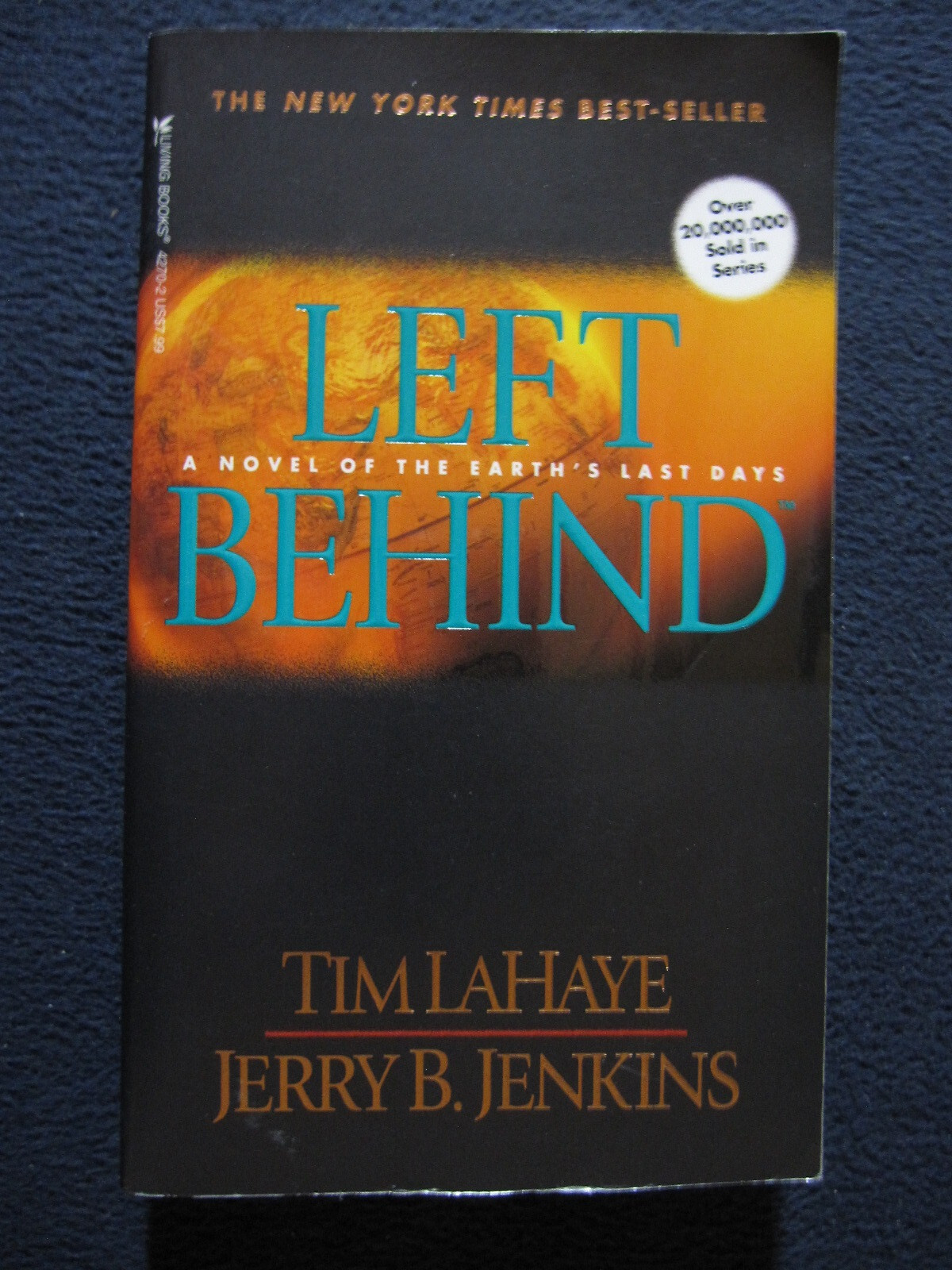 Left Behind: A Novel of the Earth’s Last Days (Left Behind #1) LaHaye, Tim and..