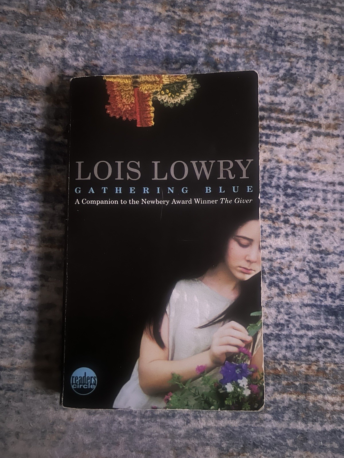 Gathering Blue (Readers Circle) — Mass Market Paperback By Lowry, Lois — GOOD