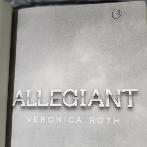 Veronica Roth — The Divergent Series 3 Hardback Book Set W/ Bonus Booklet, Box