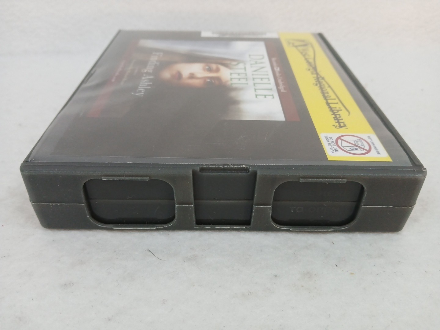 Finding Ashley — Audio CD By Steel, Danielle — GOOD Audiobook Ex-Library