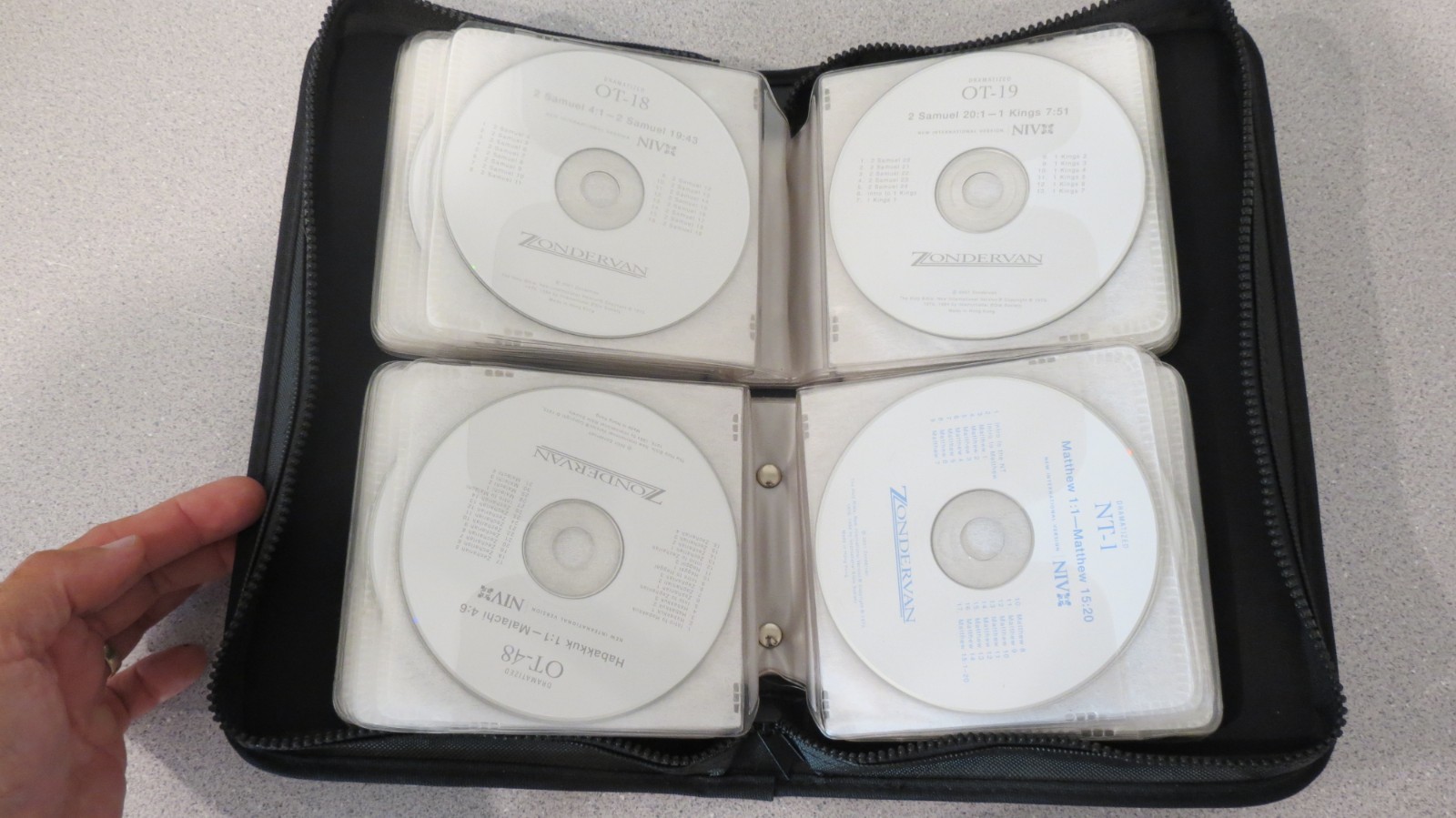 NIV Holy Bible CD Set of 64 by Zondervan 2001 — Dramatized — with binder