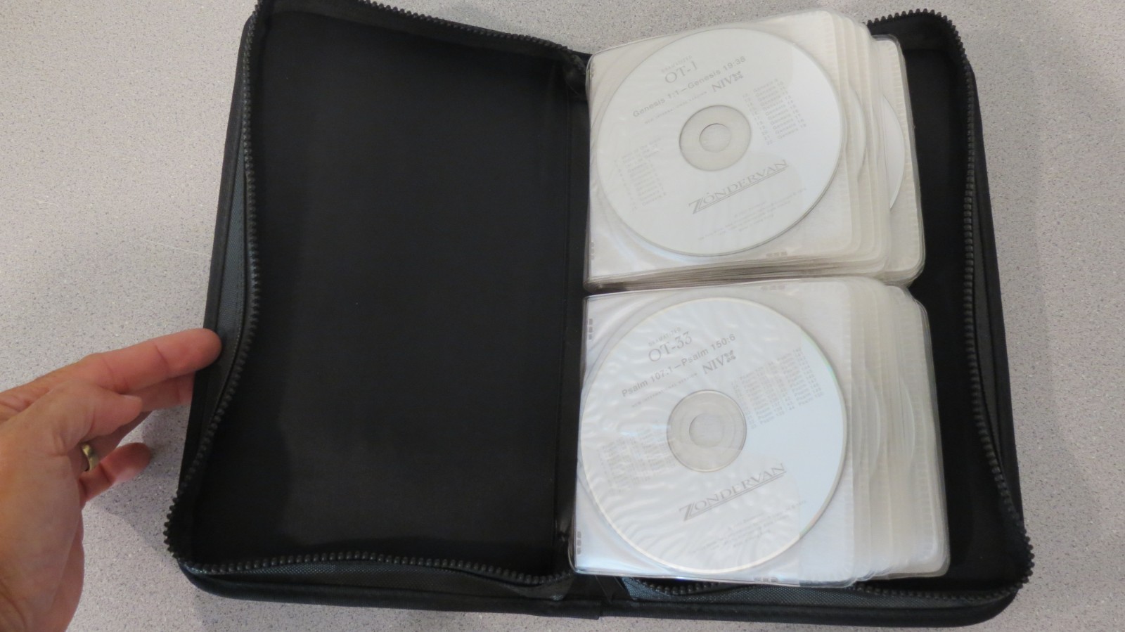 NIV Holy Bible CD Set of 64 by Zondervan 2001 — Dramatized — with binder