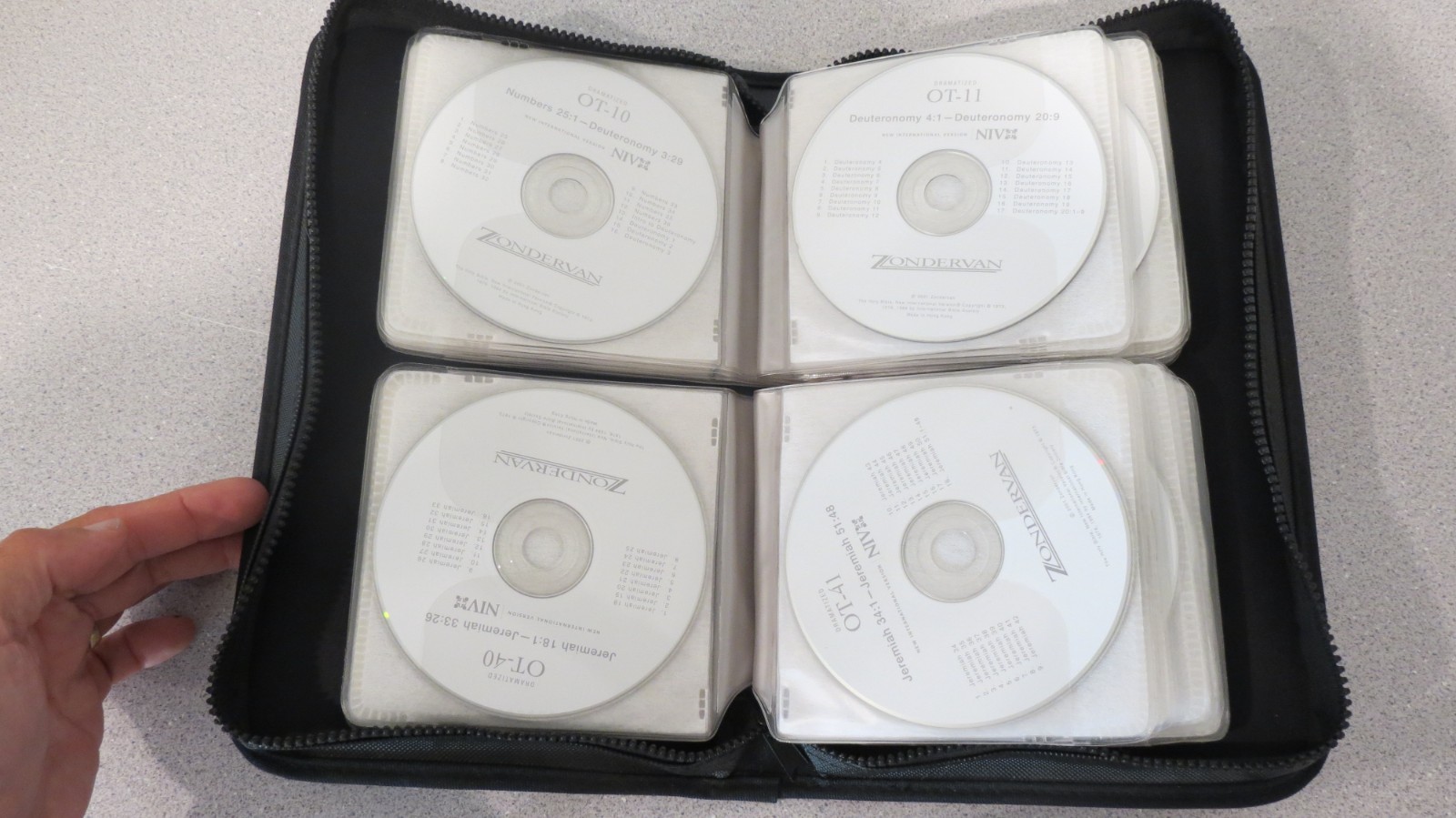 NIV Holy Bible CD Set of 64 by Zondervan 2001 — Dramatized — with binder