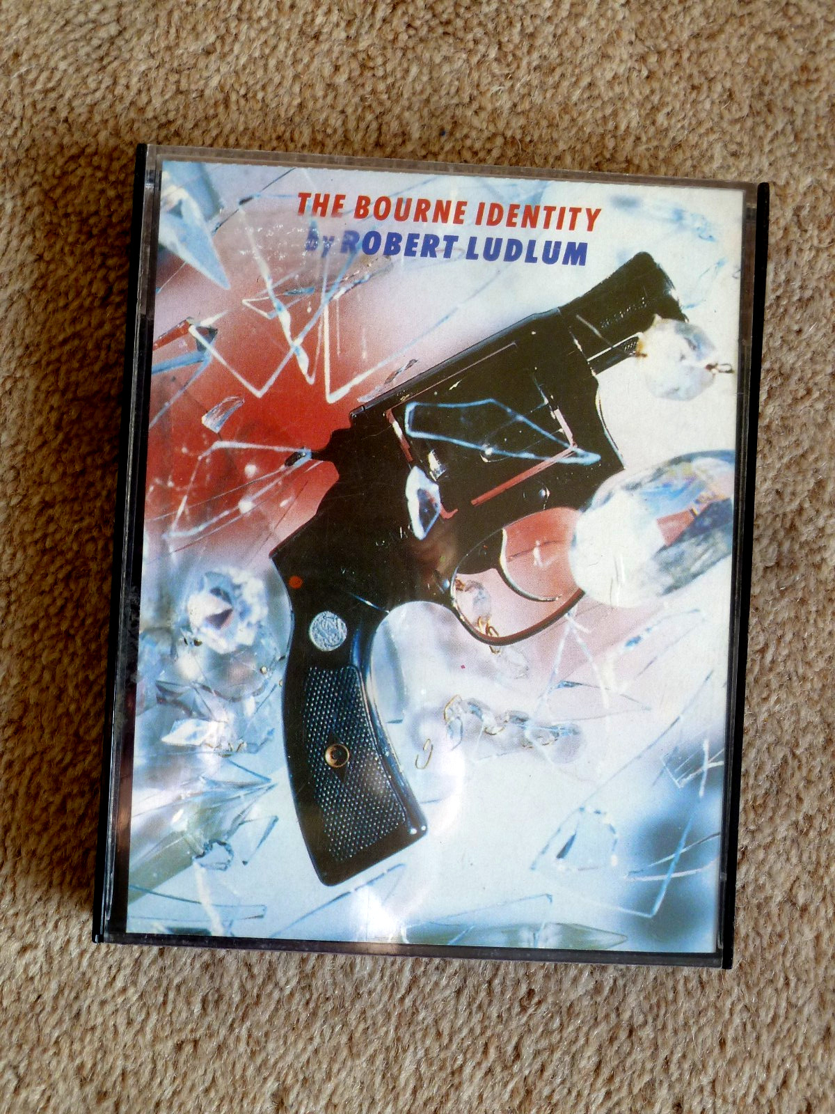 ROBERT LUDLUM — THE BOURNE IDENTITY — AUDIO BOOK — ( 2 CASSETTES )