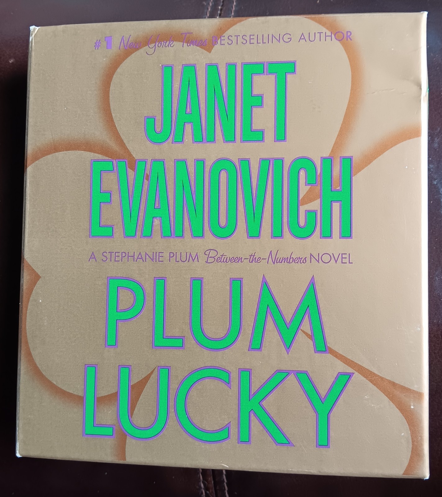 Plum Lucky: Between The Numbers by Janet Evanovich Unabridged Audio CD VG BX 23