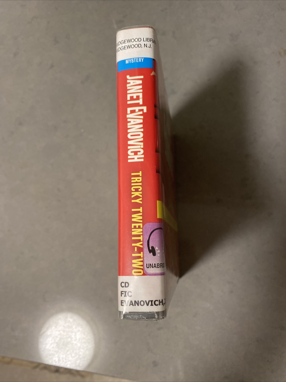 Stephanie Plum Ser.: Tricky Twenty-Two by Janet Evanovich (2015, Compact…