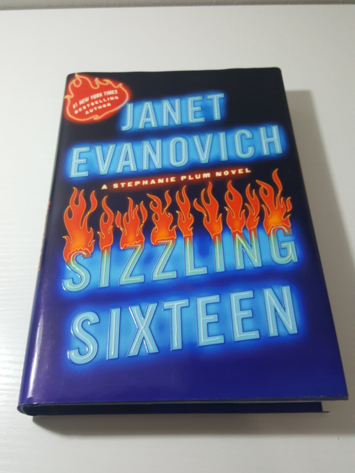Sizzling Sixteen by Janet Evanovich (2010, Hardcover)