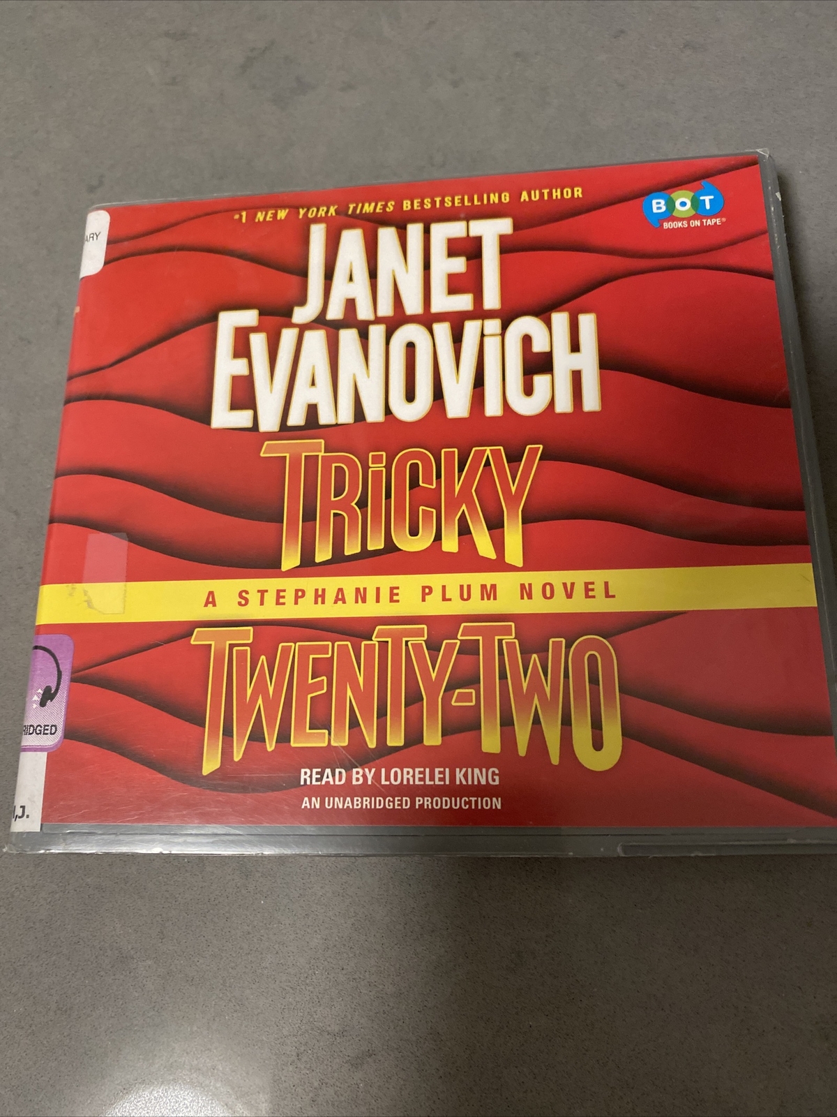 Stephanie Plum Ser.: Tricky Twenty-Two by Janet Evanovich (2015, Compact…