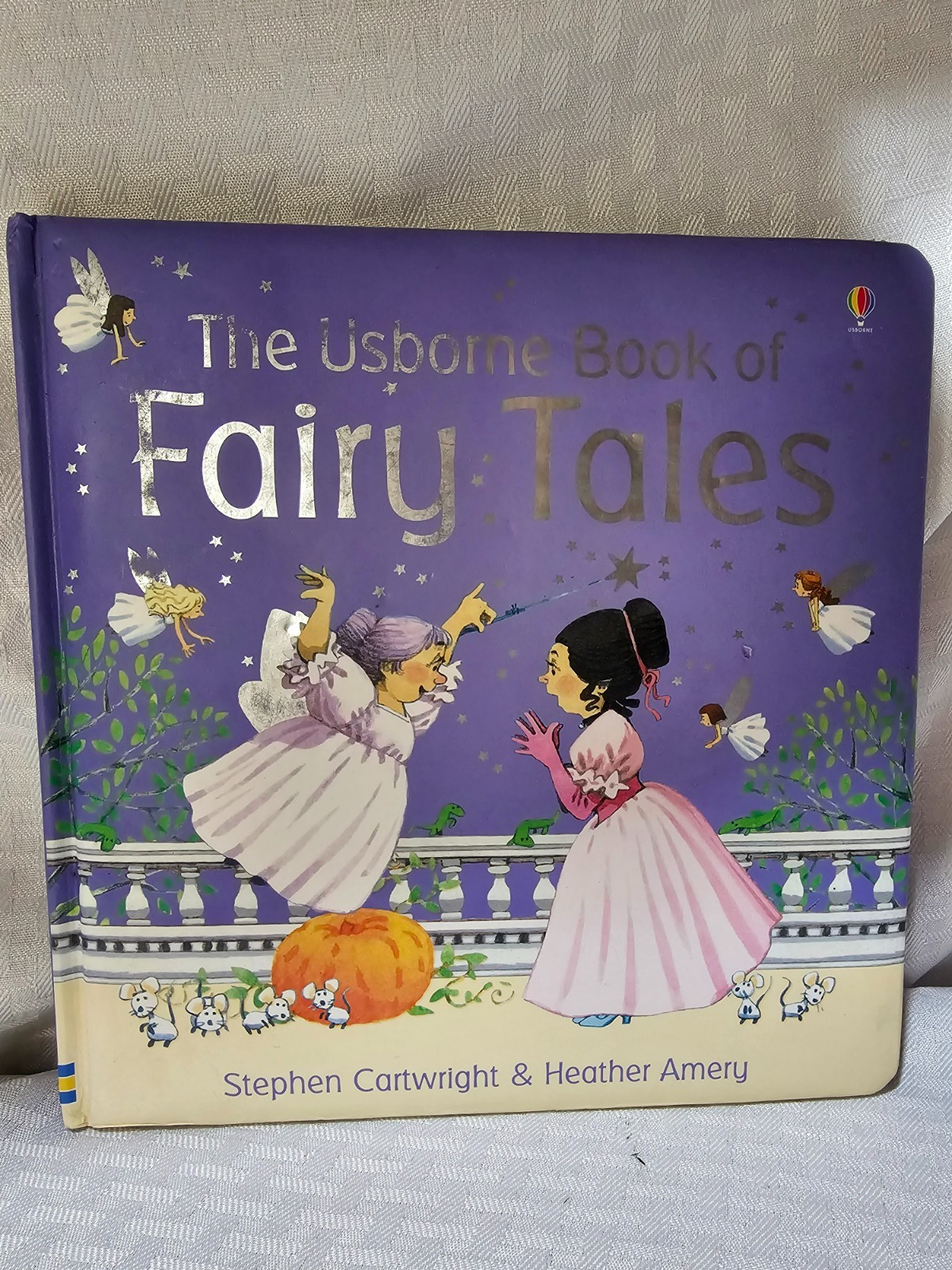 Traditional Fairy Tales: The Usborne Book of Fairy Tales by Stephen Cartwright