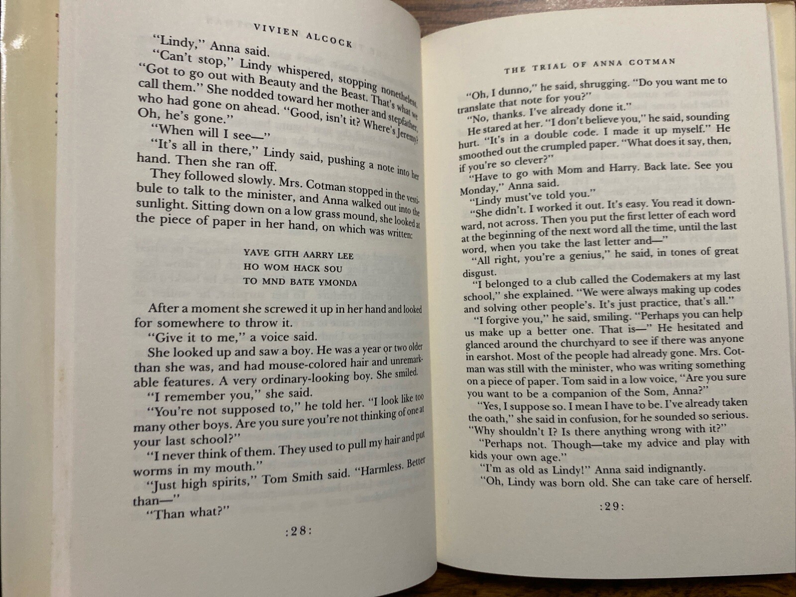 The Trial of Anna Cotman by Vivien Alcock 1990 Ex-Library — Like New!