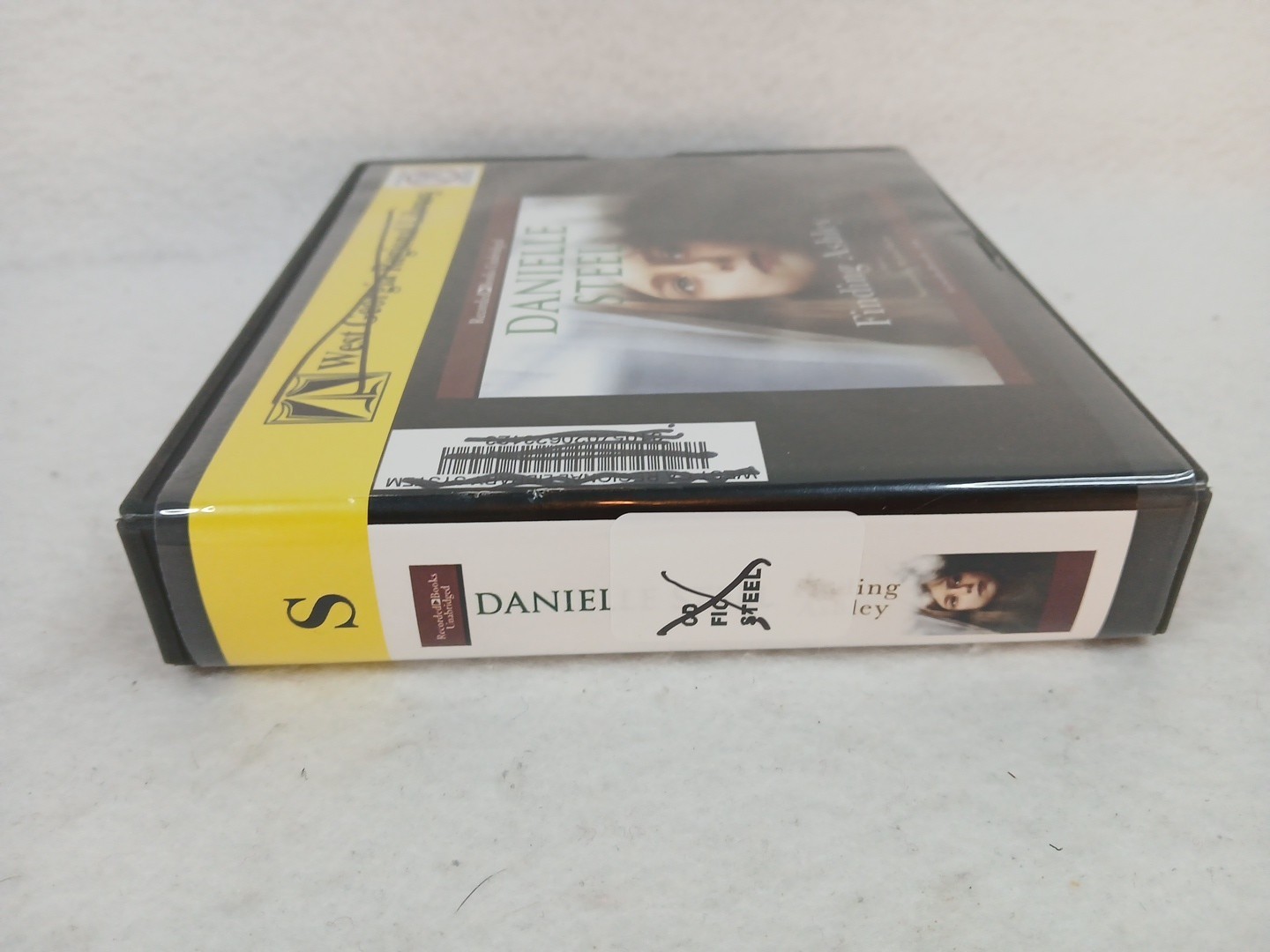 Finding Ashley — Audio CD By Steel, Danielle — GOOD Audiobook Ex-Library