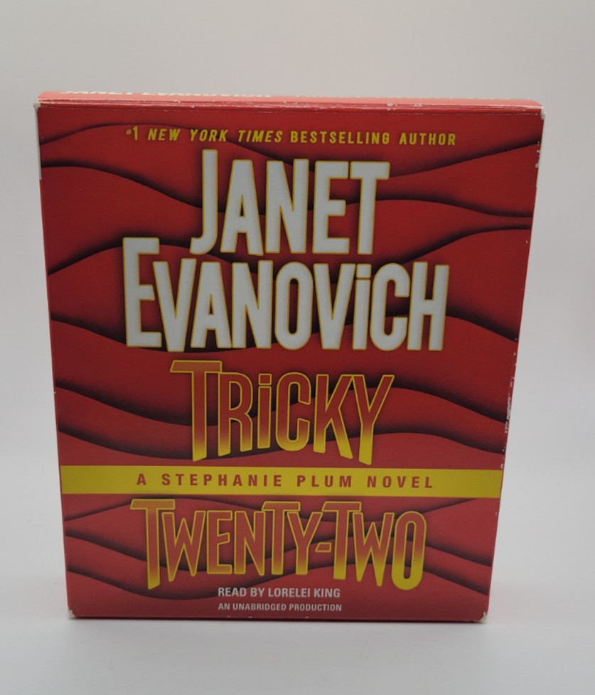 Tricky Twenty-Two: A Stephanie Plum Novel Evanovich, Janet Audiobook 5 CD EUC
