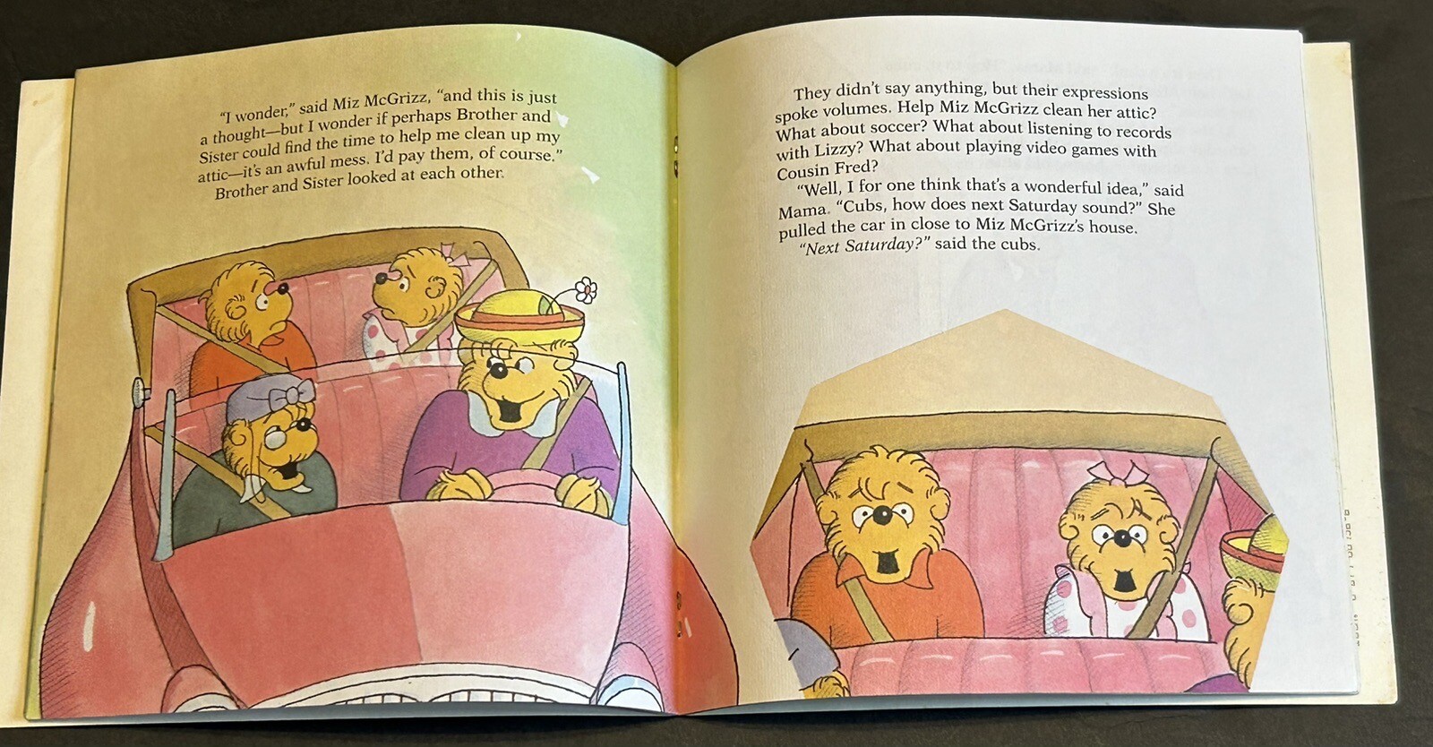 The Berenstain Bears Lend a Helping Hand by Berenstain, Stan , paperback