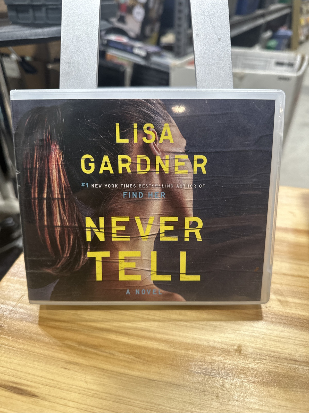 Never Tell (A D.D. Warren and Flora Dane Novel) — Audio CD — GOOD